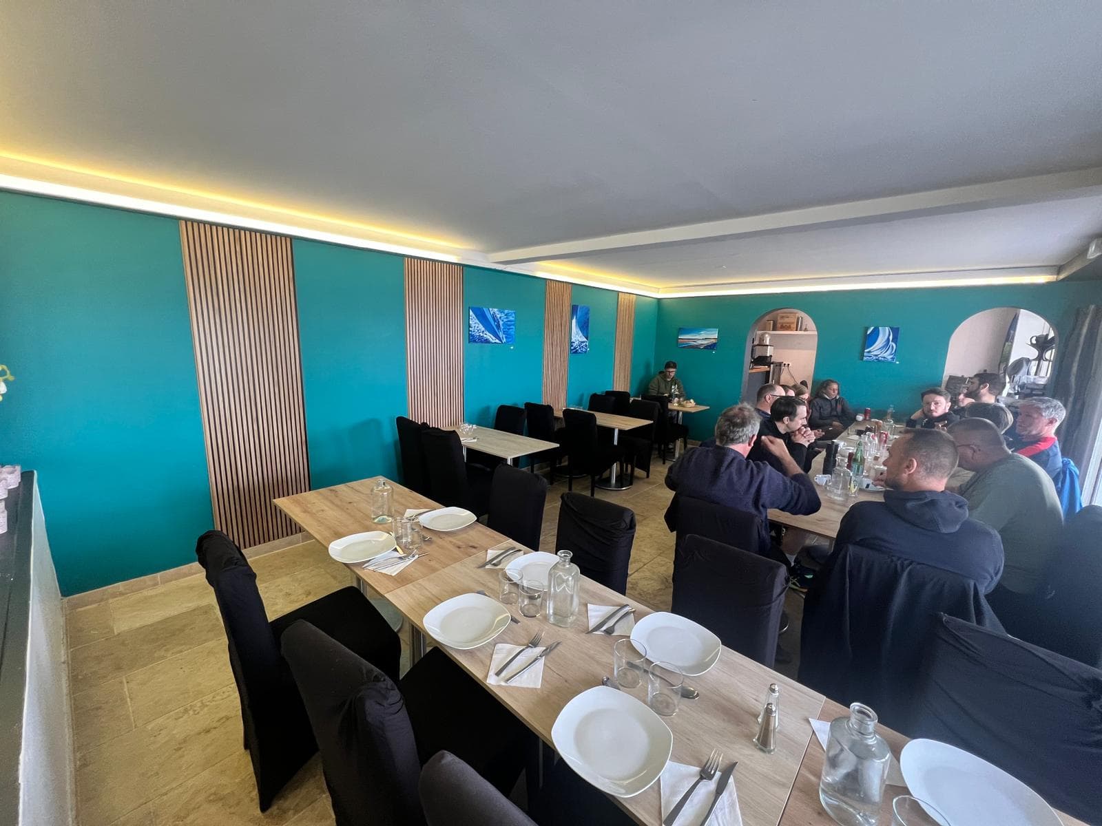 Salle du restaurant avec tables dressées